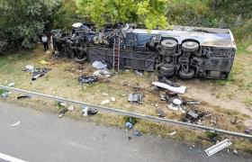 Accident: Un autocar s-a răsturnat pe autostrada M7 lângă Szabadbattyán