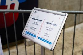 Francezii, nevoiți să prezinte certificatul sanitar Covid pentru a putea intra în mall-uri. "Nu avem multe opțiuni, nu mă deranjează"