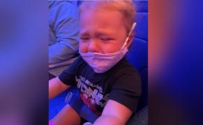 Fetiţa de doi ani plângea şi nu se putea calma din cauza măştii de protecţie