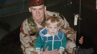 Mesajul emoționant al unui fiu: ”Tatăl meu a murit luptând în Afganistan. Sunt trist și supărat și așa ar trebui să fii și tu”