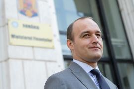 Dan Vîlceanu în faţa clădirii Ministerului Finanţelor, la preluarea mandatului