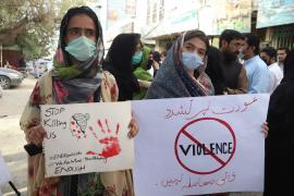 400 de bărbati investigati pentru ca au agresat sexual în masa o femeie într-un parc din Pakistan