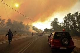 Rhodos, insula preferată de români, a rămas fără curent și apă din cauza incendiilor