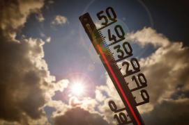 Termometru care arată temperaturi de peste 40 de grade Celsius