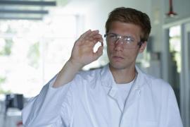 Marea Britanie a aprobat cocktailul de anticorpi dezvoltat de Roche/Regeneron pentru tratarea infecției Covid-19