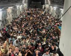 De ce majoritatea afganilor care încearcă să fugă din țară pe aeroportul din Kabul sunt bărbați