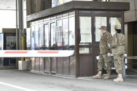 Un copilaș de 4 ani, ascuns sub o pătură, pe bancheta din spate a unui autoturism. Mama sa încerca să-l scoată ilegal din țară