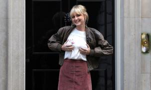 Kris Hallenga, supravieţuitoare a cancerului la sân