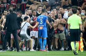 Violenţe în Franţa, la meciul Nice - Marseille. Suporterii au intrat pe teren şi s-au luat la bătaie cu jucătorii, meciul a fost oprit