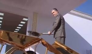 Preşedintele din Turkmenistan a ieşit din nou în evidenţă: a inaugurant un şantier cu o lopată şi o roabă din aur