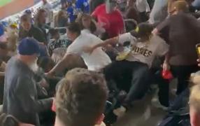 Bătaie cruntă filmată la un meci de baseball din California. Spectatorii și-au împărțit pumni și picioare, până au ajuns cu un rând de scaune mai jos