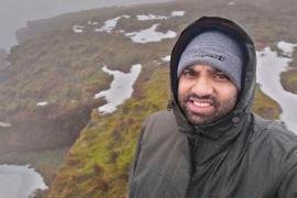 Imran Choudhury s-a filmat pe formațiunea stâncoasă Trinnacle de pe Saddleworth Moor, din Marea Britanie