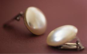 Bătrâna din Franţa, prinsă după ce a furat bijuteriile unei femei care urma să fie îngropată