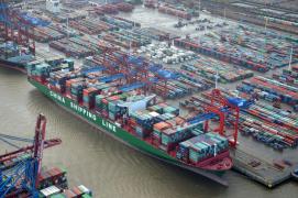 Transport maritim într-un port din China