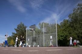 Teren de baschet, lângă o şcoală