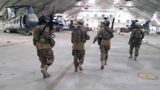 Talibanii au făcut inspecție la Aeroportul Kabul, în uniformă americană