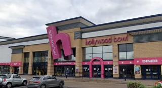 Adolescentă de 16 ani, agresată sexual de doi tineri într-o toaletă, în timp ce un prieten filma momentul, în Statele Unite