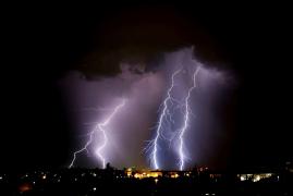 Aproape toată țara, sub Cod portocaliu de vijelii puternice, cu rafale de peste 100 km/h