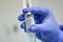 medic în timpul vaccinării anti-COVID