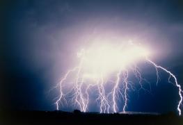 Loviţi de fulgere în ziua nunţii: 17 invitaţi au murit, alte 14 persoane, printre care şi mirele, au ajuns la spital, în Bangladesh