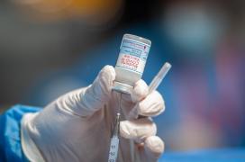 Agenţia Europeană a Medicamentului spune că nu există suficiente date pentru a recomanda doza trei de vaccin: "E prea devreme să confirmăm dacă şi când o doză de supra-rapel va fi necesară"