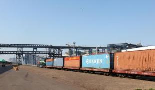 Cele trei adolescente au urcat împreună pe trenul de marfă