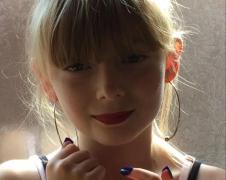 O mamă devastată care şi-a găsit fiica de 13 ani spânzurată în camera sa crede că moartea sa „a fost un strigăt de ajutor”, în Ţara Galilor