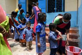 Medicii indieni se confruntă cu boală misterioasă care ucide copiii. Doctorii nu au reuşit încă să-şi dea seama cu ce "adversar" se luptă