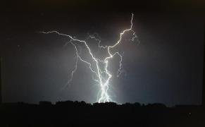 Trăsnetele au ucis cel puţin 14 membri ai aceleiaşi familii, în Pakistan: au lovit simultan în două case învecinate. Cinci copii au murit