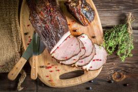 Bucata de pastramă taiată felii