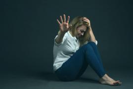 Un român din Italia şi-a luat mama la bătaie pentru 20 de euro. Bărbatul a fost arestat