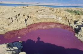 Apă roşie ca sângele în apropiere de Marea Moartă