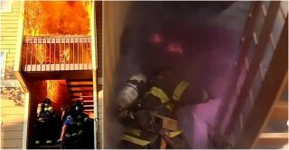 O clădire cu apartamente a fost înghiţită de flăcări şi fum