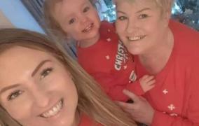 Mamă şi fiică, diagnosticate la doar cinci săptămâni distanță