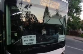 Mesaje antivacciniste afişate în parbrizul unui autobuz din Iaşi