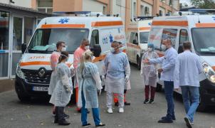medici în fața Spitalului "Sf. Parascheva" din Iași