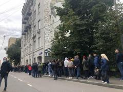 Alegeri în Rusia: cozi imense cu angajații la stat, scoși la vot, Navalnîi le cere ruşilor să voteze cu comuniştii. UE, pregătită să nu recunoască rezultatul