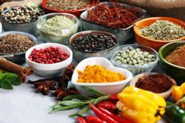 Condimente și ierburi pe masă