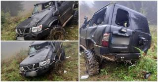 Maşina a căzut într-o râpă adâncă de 25 de metri