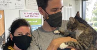 Revedere după mai bine de un deceniu. Soţii Henderson, împreună cu motanul lor