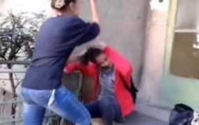 Telenovelă în toată regula într-o localitate din Suceava: O soţie şi-a luat la păruit rivala în dragoste, în plină stradă