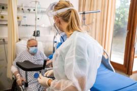 Pacient cu Covid-19, îngrijit de un medic