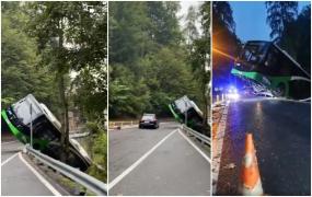 Accident spectaculos în Braşov: Autobuz RATBV, suspendat într-un pârâu: Şoferul a uitat să tragă frâna de mână