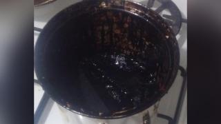 oală cu mâncare arsă