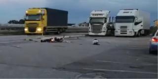 Motocicleta s-a răsturnat în parcarea benzinăriei, după ce a fost lovită de TIR-ul condus de român
