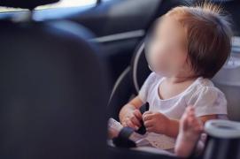 Copilul a fost salvat, după ce pompierii au spart geamul maşinii