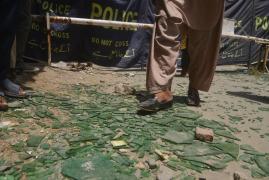 Poliţişti, în curtea unui spital din Pakistan (scop ilustrativ)