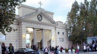 O mamă și-a pus capăt zilelor lângă cimitirul unde era îngropat fiul ei. Femeia s-a aruncat în gol, de pe un pod din Pagani, Italia