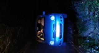 Tinerii care se iubeau în maşină, în Anglia, salvaţi de poliţişti după ce autoturismul s-a răsturnat pe o parte