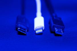 De la stânga la dreapta: cablu USB-C, cablu Apple şi un cablu micro-USB